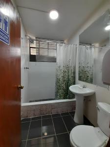 y baño con ducha, aseo y lavamanos. en AKAO HOUSE, en Arequipa
