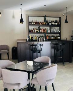 een bar met een tafel en stoelen in een kamer bij Crystal Woods in Bakuriani