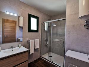 bagno con doccia in vetro e lavandino di Montes Blancos a Costa Calma