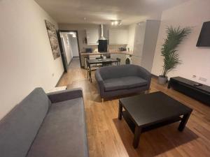 Ideal family apartment in Bolsover sleeps 4 في تشيسترفيلد: غرفة معيشة مع أريكة وطاولة