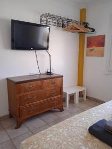 een tv op een dressoir in een slaapkamer bij Casa Panorámica in Maspalomas