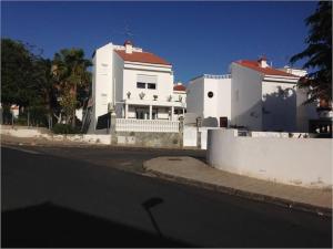 een wit gebouw met een wit hek ervoor bij Casa Panorámica in Maspalomas