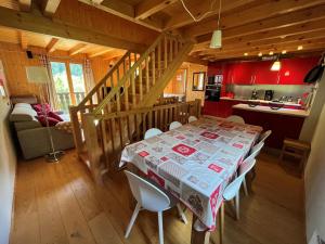 a dining room with a table and chairs in a cabin at Chalet Châtel, 5 pièces, 8 personnes - FR-1-198-220 in Châtel