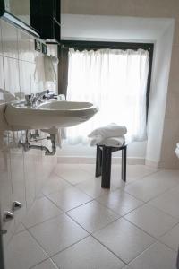 A bathroom at Hotel Italia