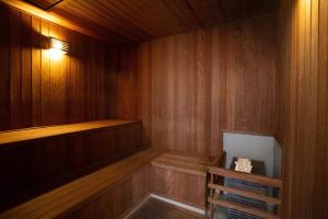 uma sauna de madeira vazia com uma luz na parede em Condomínio Landing Campo Belo - Studios por temporada em São Paulo