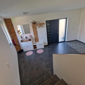 ein Wohnzimmer mit einem Waschbecken und einer schwarzen Tür in der Unterkunft Ferienwohnung Ruß in Bad Radkersburg