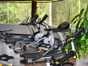 una fila de bicicletas estáticas en un gimnasio en Ara Merú Lodge, en Canaima