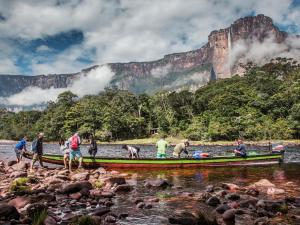 grupa ludzi na łodzi w wodzie w obiekcie Ara Merú Lodge w mieście Canaima