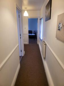 un corridoio che conduce a una camera con corridoio di Nariken Apartments a Bristol