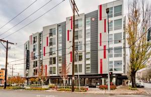 un edificio de apartamentos con ventanas rojas y blancas en One bedroom luxury apartment (Gym, Wifi, Parking, Rooftop Deck), en Seattle