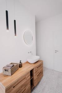 a bathroom with a sink and a mirror at Soonwald Loft I Garten I Kamin I riesige Wohnküche in Stromberg