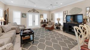 Televiisor ja/või meelelahutuskeskus majutusasutuses Abode Kenmare - Sleeps 10 with 2 Pools and lots of porches!