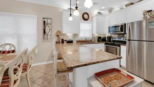 Köök või kööginurk majutusasutuses Abode Kenmare - Sleeps 10 with 2 Pools and lots of porches!