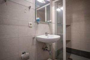 een badkamer met een wastafel en een douche bij Catalunya Casas 2 bed apartment in Barceloneta steps from the beach in Barcelona