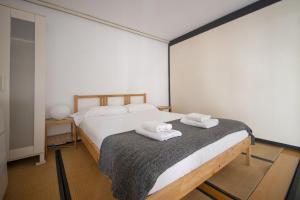 A bed or beds in a room at Catalunya Casas Pied-à-terre in central Barcelona 100m from beach