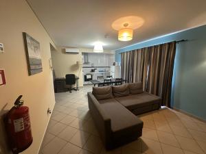 a living room with a couch and a table and a kitchen at Apartamentos Basalto in Madalena