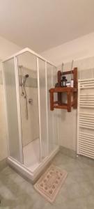A bathroom at CASA APPARTAMENTO VACANZE La fermata delle rondini