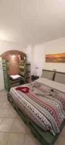 A bed or beds in a room at CASA APPARTAMENTO VACANZE La fermata delle rondini