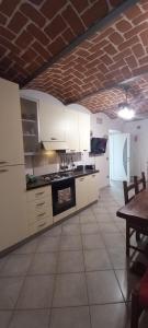 Kuchyňa alebo kuchynka v ubytovaní CASA APPARTAMENTO VACANZE La fermata delle rondini