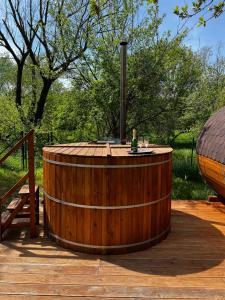 a wooden hot tub sitting on a wooden deck at Füle-Müle Élményház in Füle