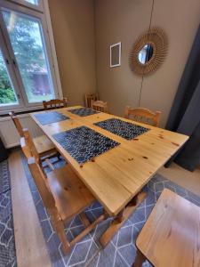 een eetkamer met een houten tafel en stoelen bij Kokon Hovi in Kauhajoki
