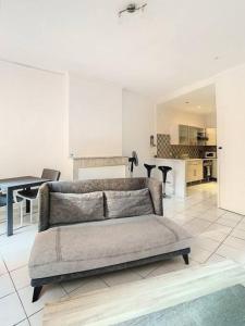 a living room with a couch and a kitchen at APPARTEMENT DANS CENTRE HISTORIQUE in Grasse