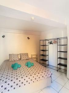 una camera da letto con un grande letto con cuscini verdi di APPARTEMENT DANS CENTRE HISTORIQUE a Grasse