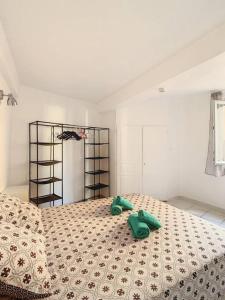 una camera da letto con un letto con cuscini verdi di APPARTEMENT DANS CENTRE HISTORIQUE a Grasse