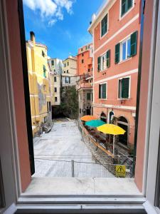 a view from a window of a courtyard with umbrellas at La Grotta dei Cinque Sensi in Vernazza