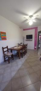 A television and/or entertainment centre at CASA APPARTAMENTO VACANZE La fermata delle rondini