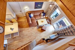 einen Blick über ein Wohnzimmer und eine Treppe in einem Haus in der Unterkunft Ferienwohnung an der Ammer in Oberammergau