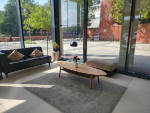 a living room with a coffee table and a couch at Vetrelax Basildon City Apartment in Basildon