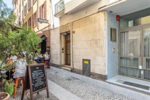 un restaurant avec un panneau en face d'un bâtiment dans l'établissement Amazing View From Brera SanCarpoforo9, à Milan