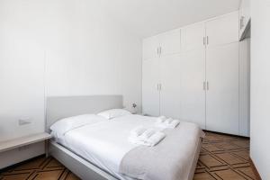 - un lit blanc avec 2 serviettes blanches dans l'établissement Amazing View From Brera SanCarpoforo9, à Milan