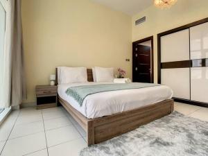 a bedroom with a large bed in a room at Key View - Glitz 3, Tower 2 in Dubai