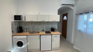 a kitchen with a sink and a washing machine at Appartement confortable et cosy in Montélimar