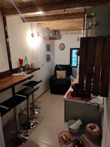 eine Küche mit einer Bar und einem Sofa in einem Zimmer in der Unterkunft Dimora Kettino in Mola di Bari