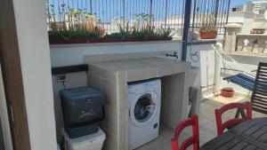 eine Waschmaschine und ein Trockner auf dem Balkon in der Unterkunft Dimora Kettino in Mola di Bari