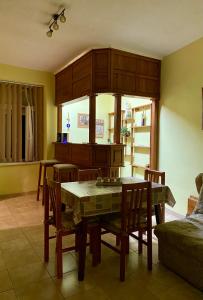 uma cozinha com mesa e cadeiras num quarto em Apartman Down Town em Sremska Mitrovica