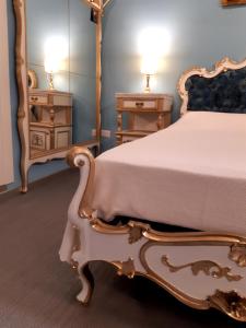 トリエステにあるAffittacamere Girasoleのベッドルーム1室(ベッド1台付)、2泊分のスタンド(ランプ付)