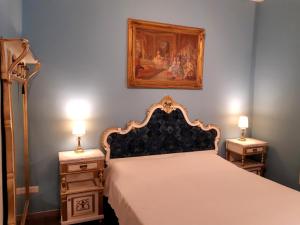 トリエステにあるAffittacamere Girasoleのベッドルーム1室(ベッド1台、ナイトスタンド2台、ランプ2つ付)