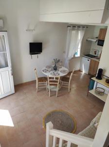 a kitchen and dining room with a table and chairs at Jasse 632 in Gallargues-Le-Montueux