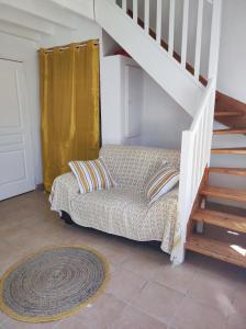 ein Wohnzimmer mit einem Sofa und einer Treppe in der Unterkunft Jasse 632 in Gallargues-Le-Montueux