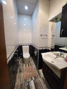 bagno con servizi igienici e lavandino di Shamsi’s Apartment a Baku