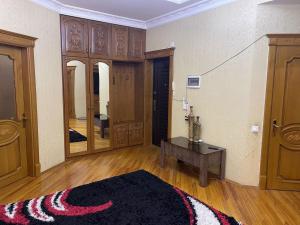 un soggiorno con tavolo e tappeto di Shamsi’s Apartment a Baku