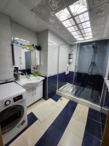 un ampio bagno con doccia e lavandino di Shamsi’s Apartment a Baku