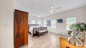 ein Schlafzimmer mit einem Bett und ein Wohnzimmer in der Unterkunft Stars Hollow Cottage - 3 bedrooms sleeps 10 in Santa Rosa Beach