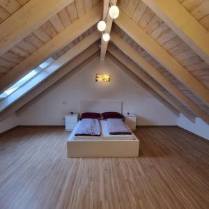 Schlafzimmer im Dachgeschoss mit einem Bett im Dachgeschoss in der Unterkunft Ferienwohnung mit Balkon in Oberelsbach