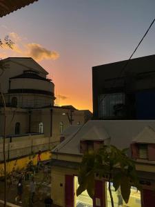 a view of a city with a sunset in the background at Pépite au centre ville avec vue sur la Cathédrale in Saint-Denis