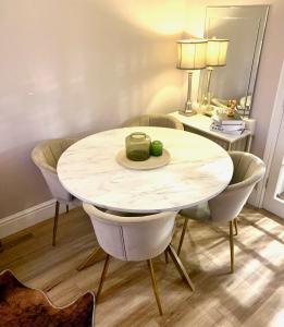 - une table avec des chaises et une table avec une tasse dans l'établissement Bright modern flat in central Twickenham, à Twickenham